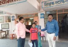 वडिलांच्या निधनानंतरही दहावीचा पेपर… शिक्षणाधिकाऱ्यांनी केंद्रावर जाऊन दिला आधार; सोलापूरमध्ये हळवी घटना