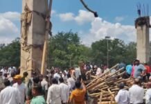 मिरज शासकीय रुग्णालयाच्या प्रवेशद्वाराची कमान कोसळली | सहा-सात कामगार जखमी