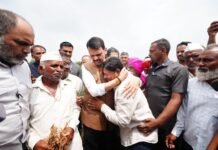 ‘लै नुकसान झालंय साहेब…’ | शेतकरी ढसाढसा रडला; फडणवीसांनी दिला धीर